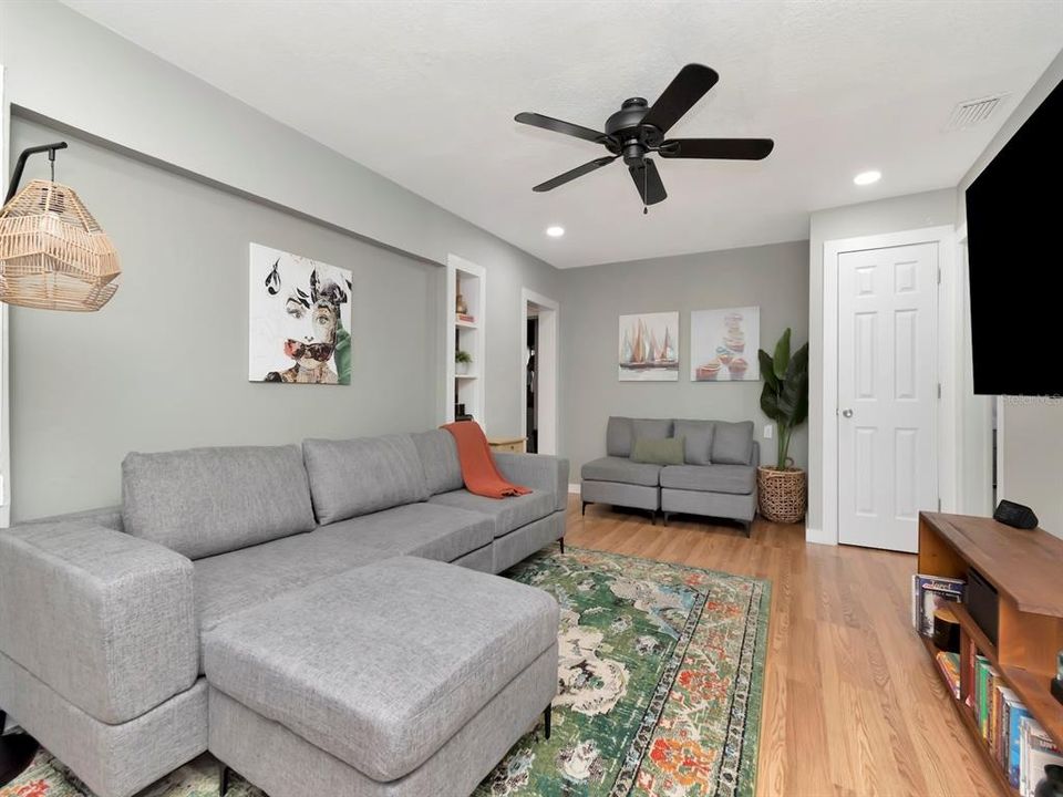 Active With Contract: $304,900 (3 beds, 1 baths, 1088 Square Feet)