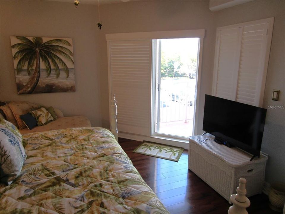 For Sale: $298,900 (2 beds, 2 baths, 1287 Square Feet)