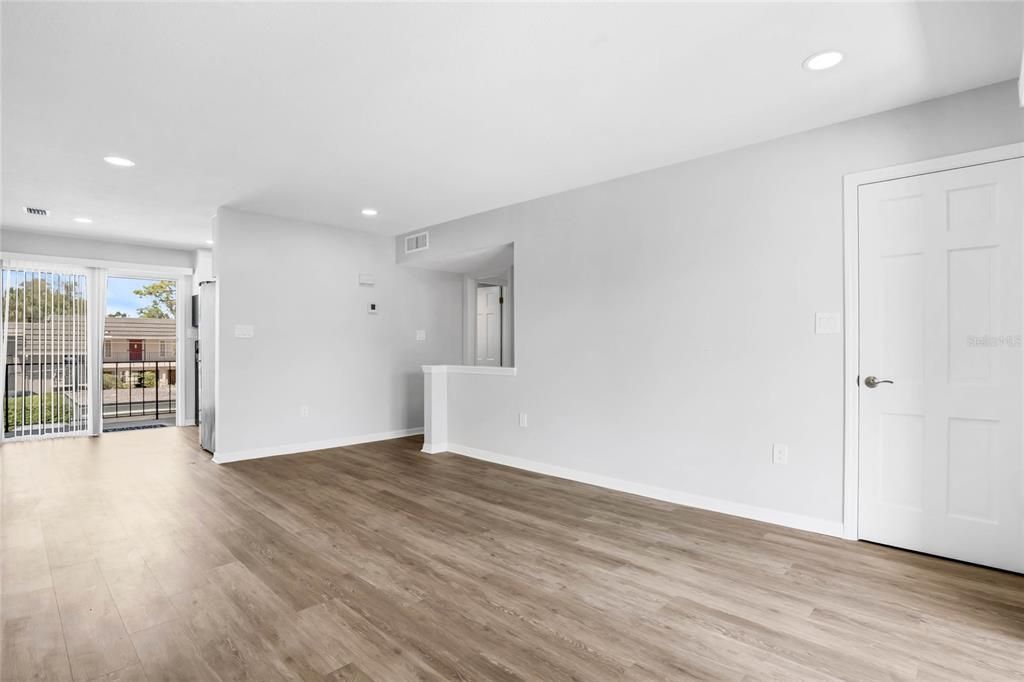 Active With Contract: $1,430 (1 beds, 1 baths, 865 Square Feet)
