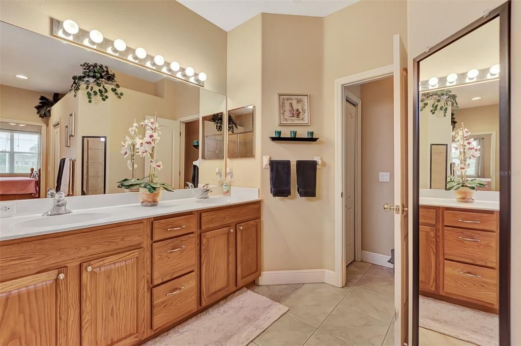 Double sink with water closet