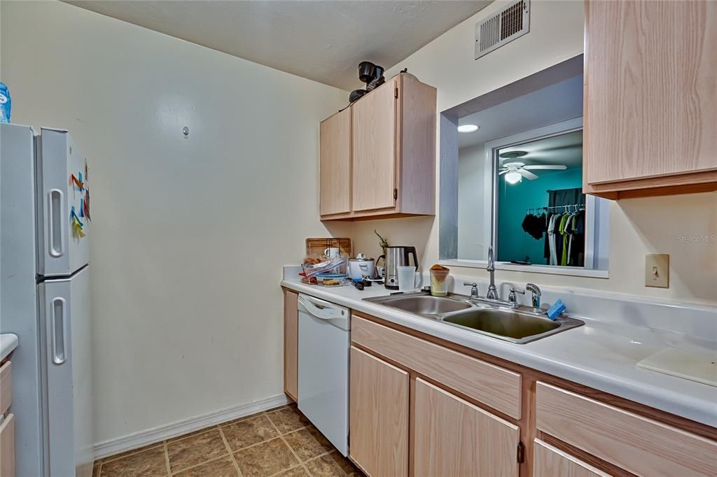 For Sale: $148,000 (2 beds, 2 baths, 888 Square Feet)