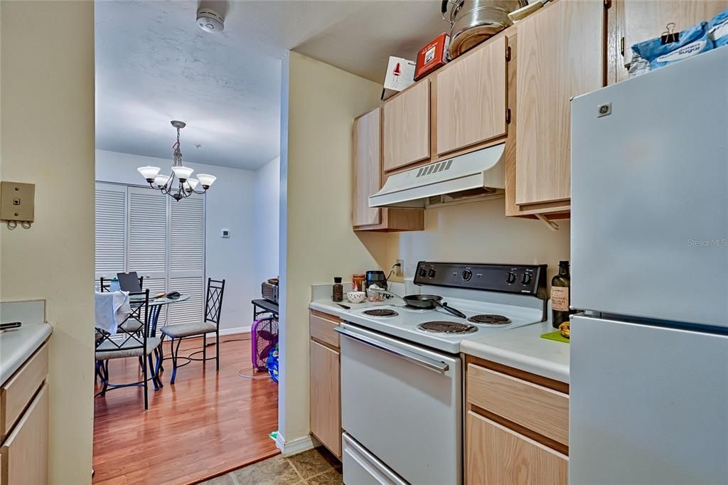 For Sale: $148,000 (2 beds, 2 baths, 888 Square Feet)