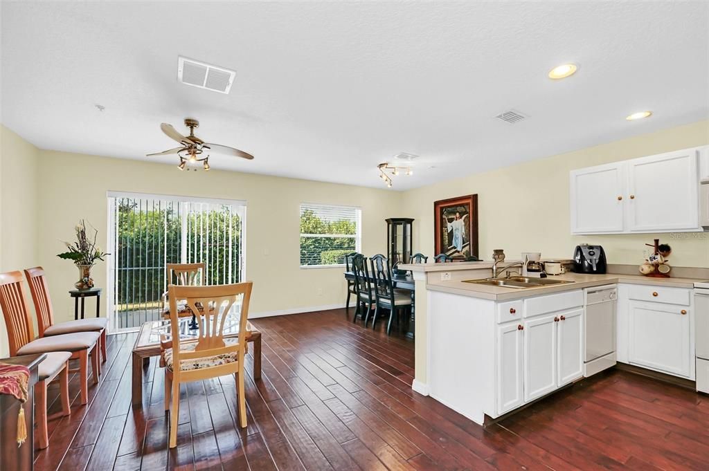 Active With Contract: $1,800 (2 beds, 2 baths, 1303 Square Feet)