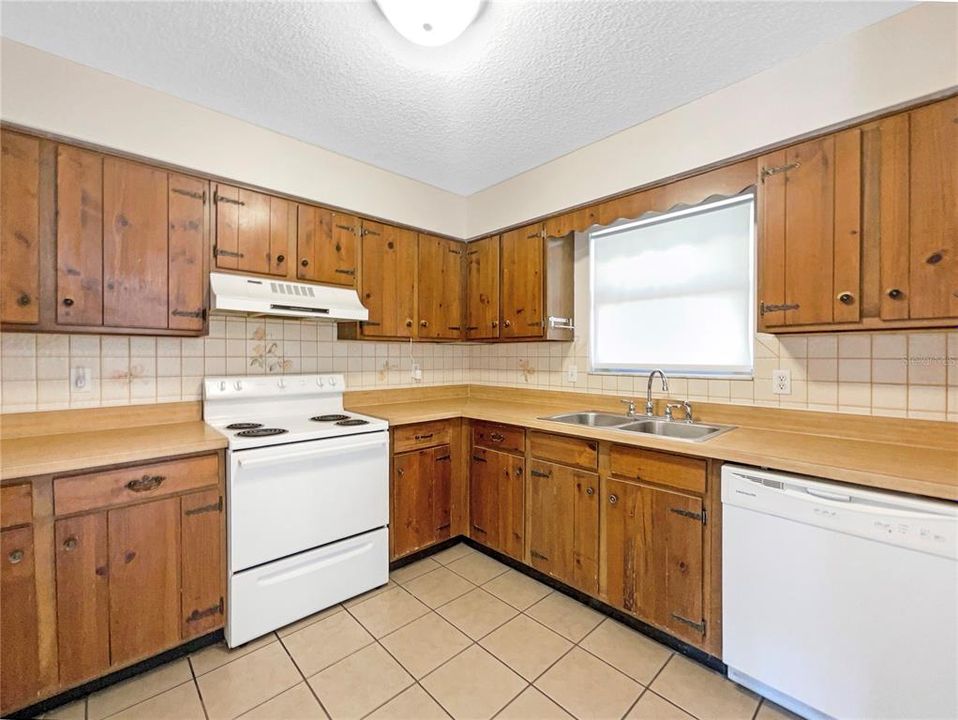 For Sale: $174,000 (2 beds, 1 baths, 1008 Square Feet)
