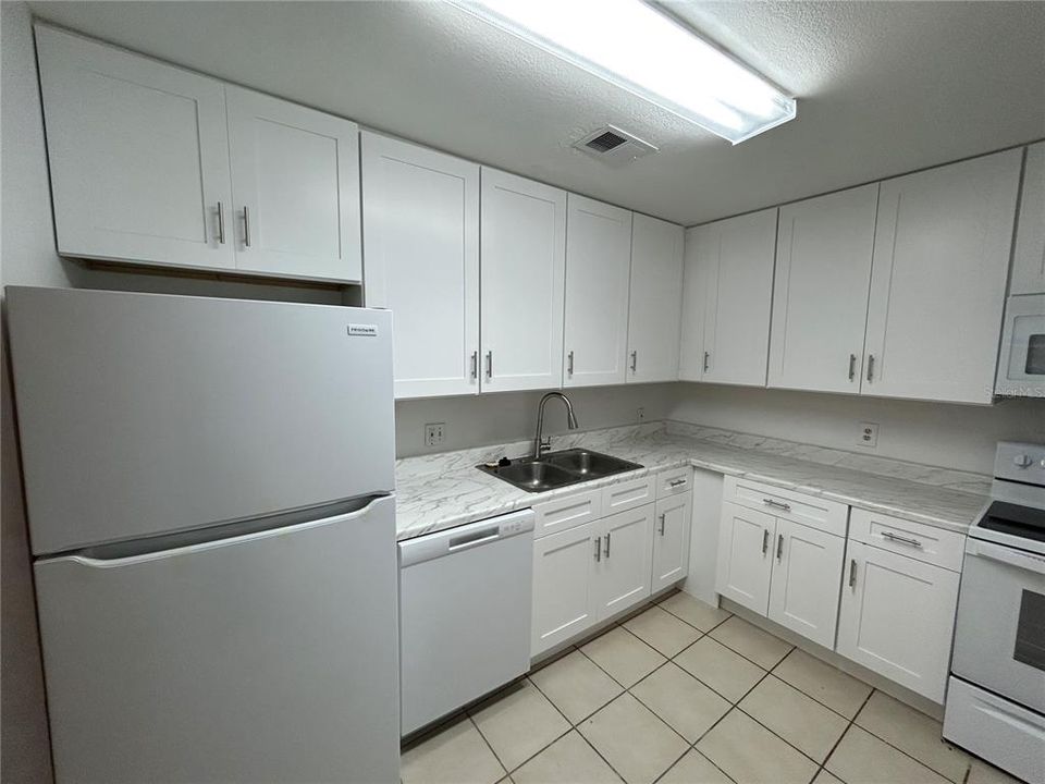 For Sale: $149,900 (2 beds, 2 baths, 1165 Square Feet)