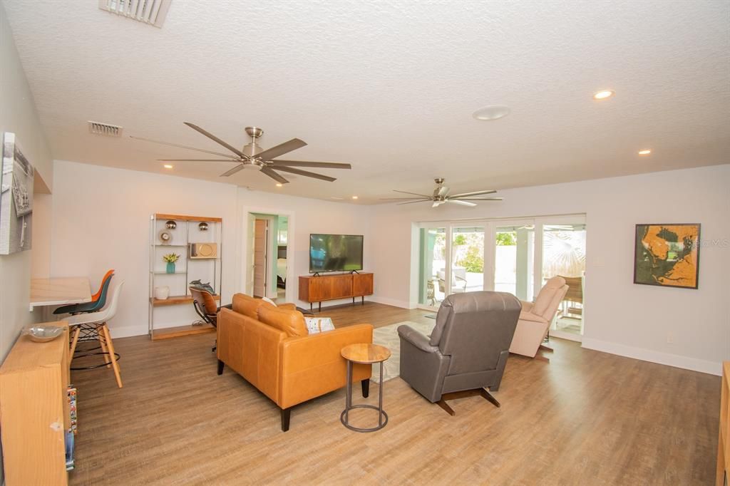 Active With Contract: $799,900 (3 beds, 2 baths, 2209 Square Feet)