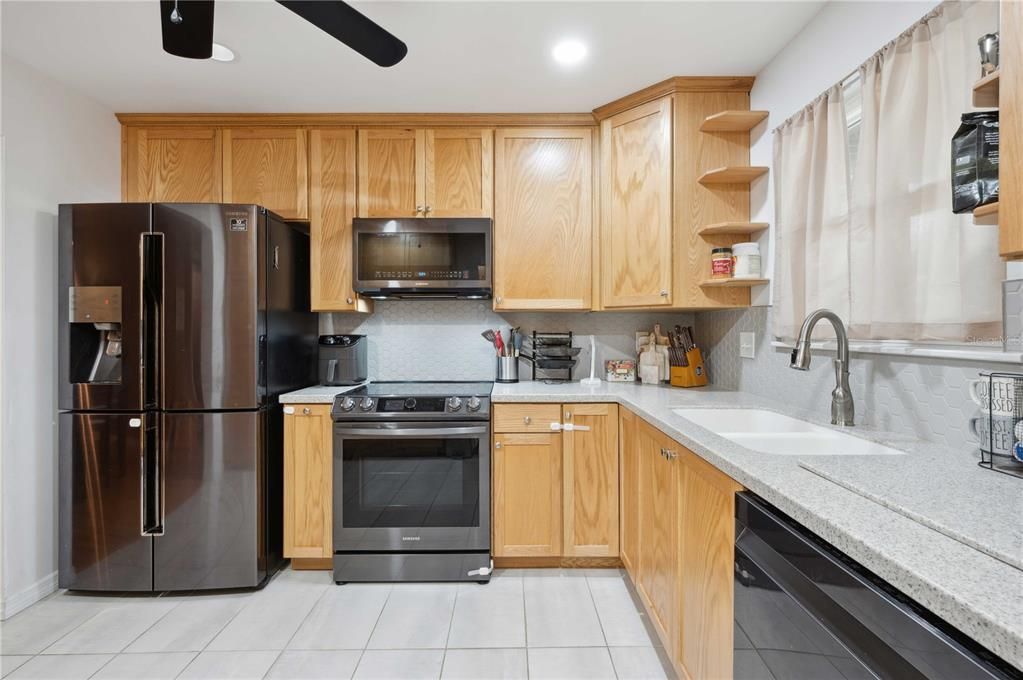 For Sale: $224,900 (2 beds, 2 baths, 1256 Square Feet)