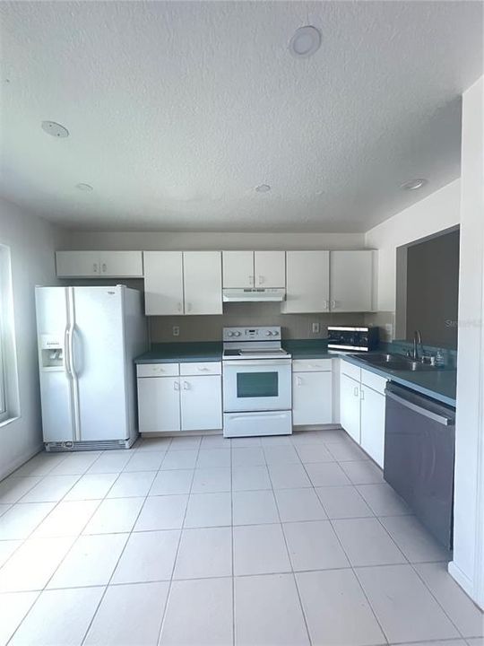 For Rent: $2,100 (3 beds, 2 baths, 1177 Square Feet)