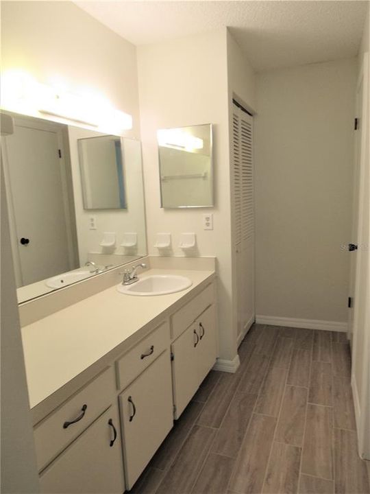 Ensuite Primary Bathroom with Walk-in and Linen Closet
