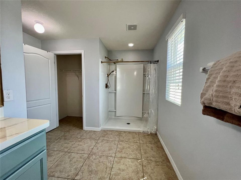 For Rent: $3,100 (4 beds, 2 baths, 2498 Square Feet)