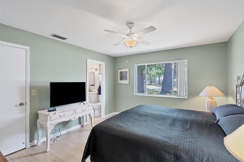 For Sale: $299,000 (2 beds, 2 baths, 1372 Square Feet)
