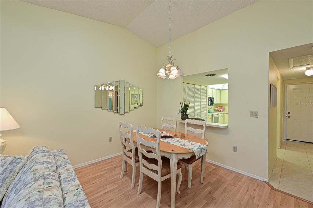For Sale: $284,000 (2 beds, 2 baths, 1080 Square Feet)
