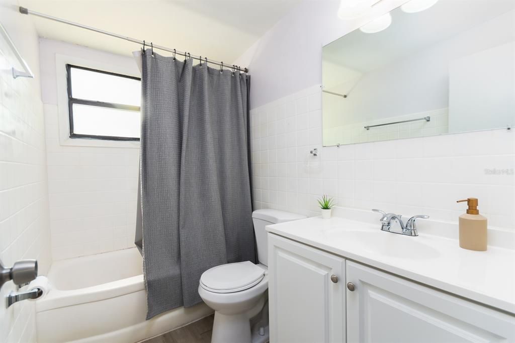 Active With Contract: $199,900 (3 beds, 1 baths, 970 Square Feet)