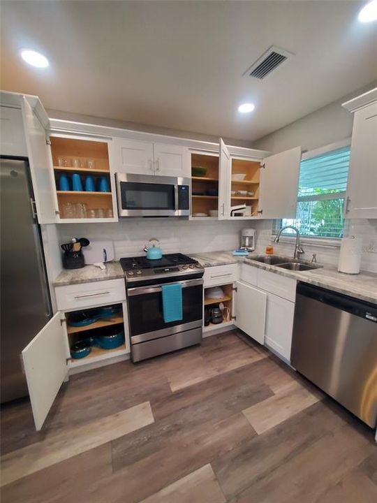 For Sale: $520,000 (2 beds, 1 baths, 786 Square Feet)