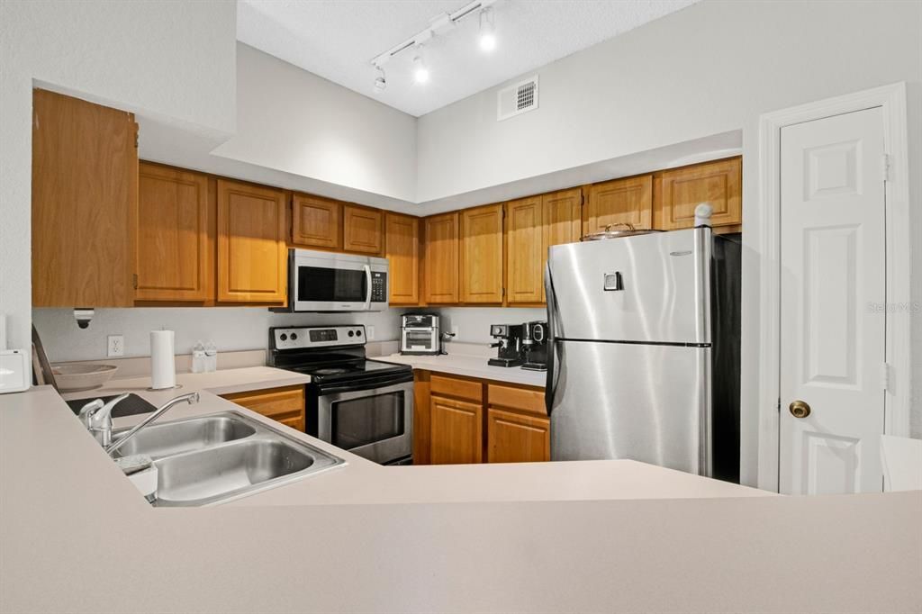 For Sale: $224,900 (1 beds, 1 baths, 789 Square Feet)