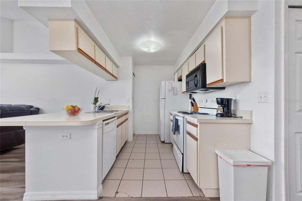 For Sale: $230,000 (2 beds, 2 baths, 1066 Square Feet)