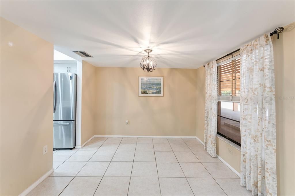 For Sale: $299,900 (2 beds, 2 baths, 1171 Square Feet)