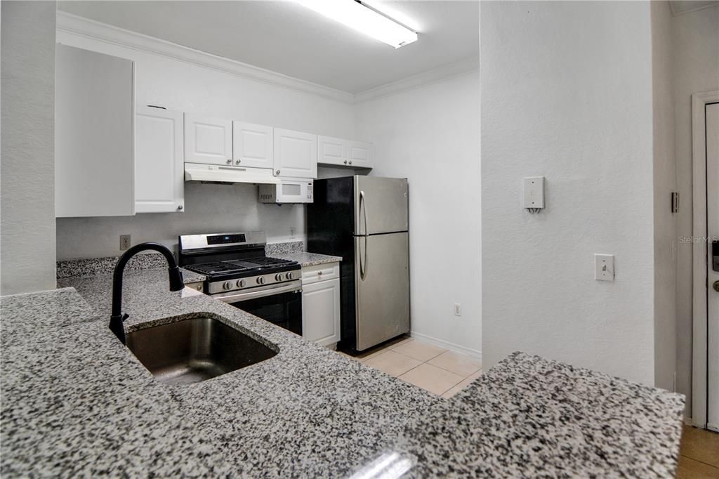 For Sale: $205,000 (2 beds, 1 baths, 890 Square Feet)