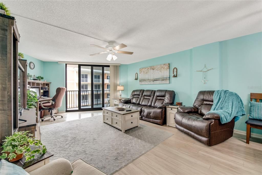 For Sale: $344,999 (2 beds, 2 baths, 1225 Square Feet)