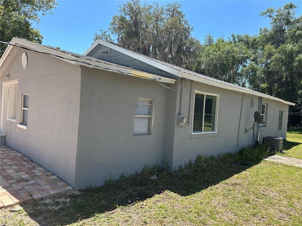 For Sale: $210,000 (3 beds, 1 baths, 696 Square Feet)