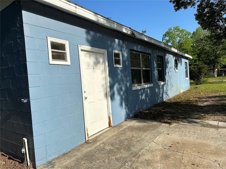 For Sale: $130,000 (4 beds, 2 baths, 943 Square Feet)
