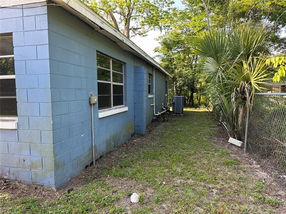 For Sale: $130,000 (4 beds, 2 baths, 943 Square Feet)