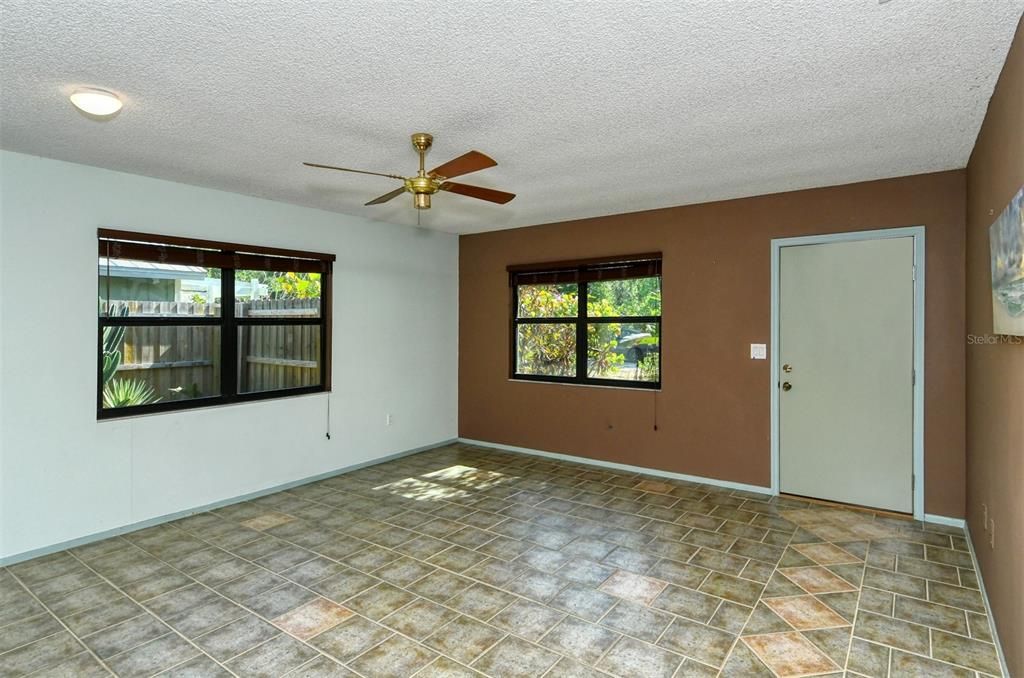 For Sale: $319,900 (2 beds, 1 baths, 987 Square Feet)