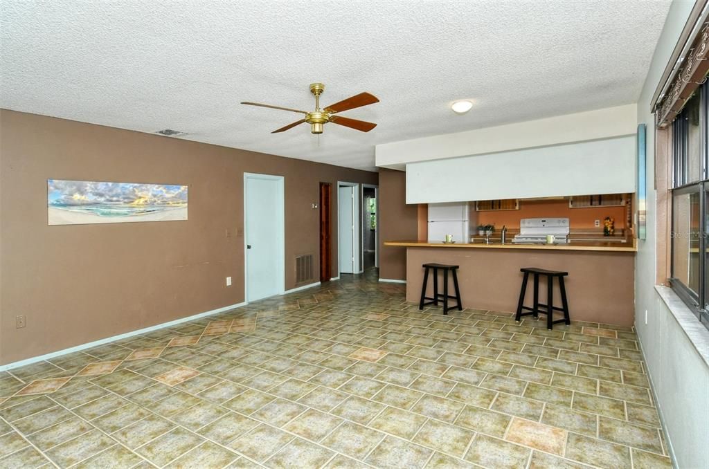 For Sale: $319,900 (2 beds, 1 baths, 987 Square Feet)
