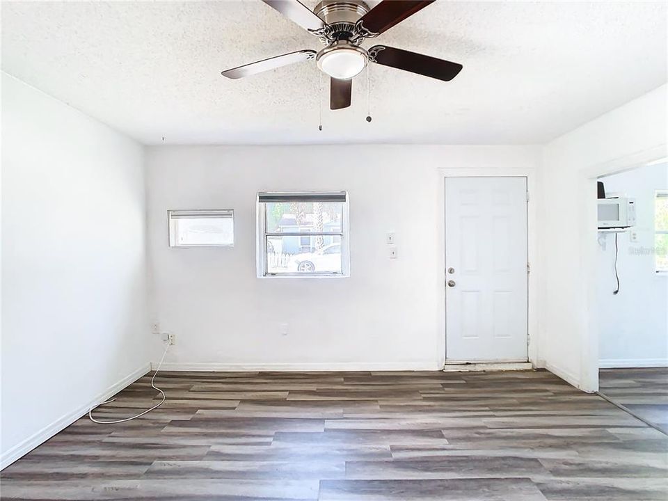 Active With Contract: $269,900 (3 beds, 2 baths, 975 Square Feet)