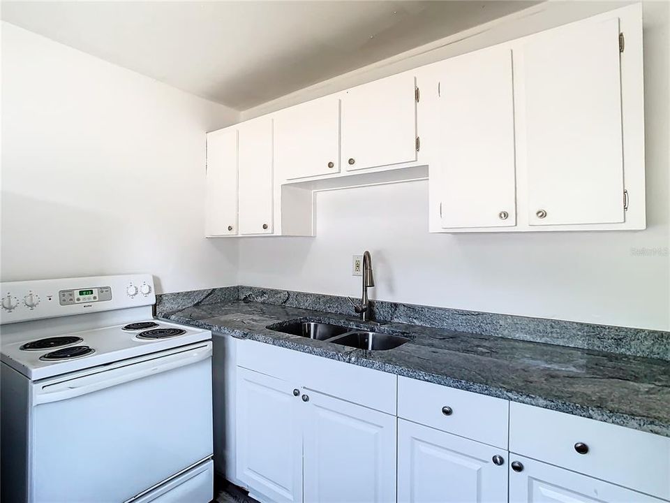 For Sale: $275,000 (3 beds, 2 baths, 975 Square Feet)