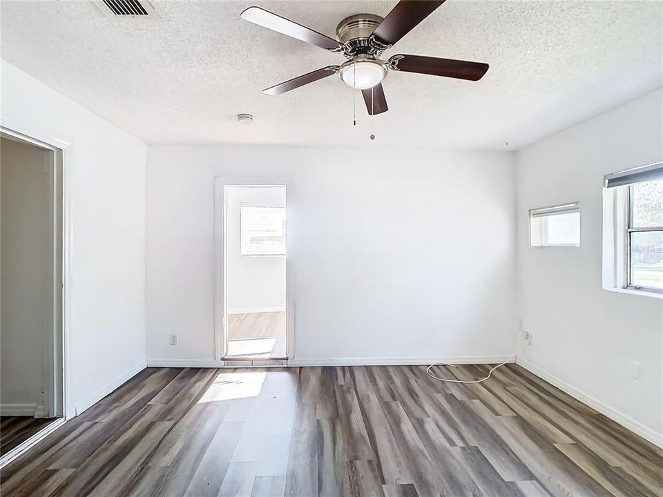 Active With Contract: $269,900 (3 beds, 2 baths, 975 Square Feet)