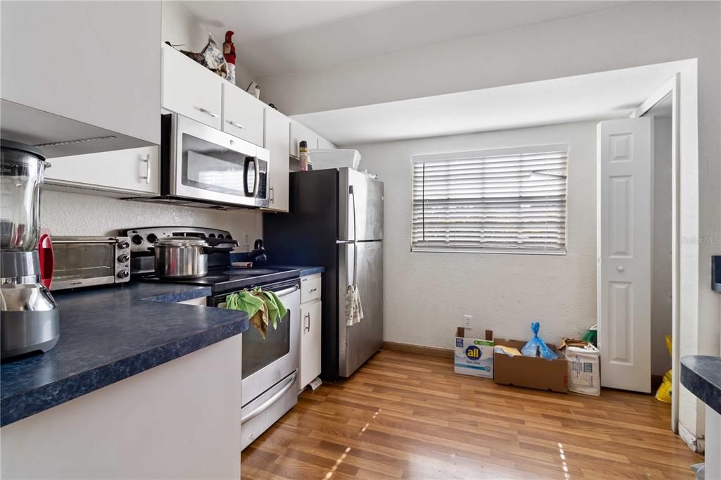 For Sale: $325,000 (3 beds, 2 baths, 1192 Square Feet)
