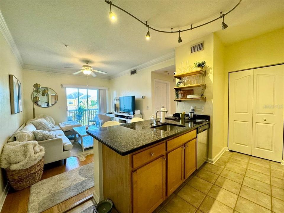 For Rent: $1,550 (1 beds, 1 baths, 636 Square Feet)
