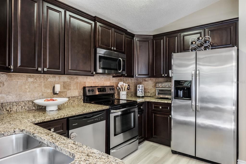 Active With Contract: $484,900 (3 beds, 2 baths, 1461 Square Feet)