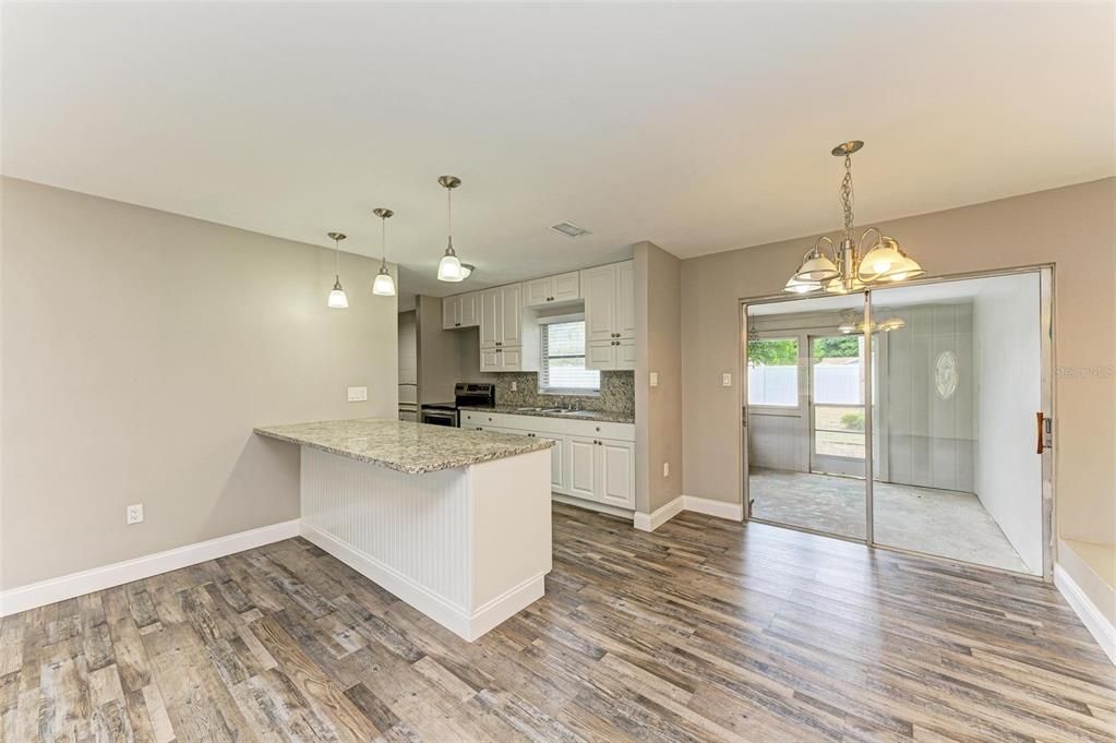 For Sale: $359,999 (2 beds, 2 baths, 901 Square Feet)