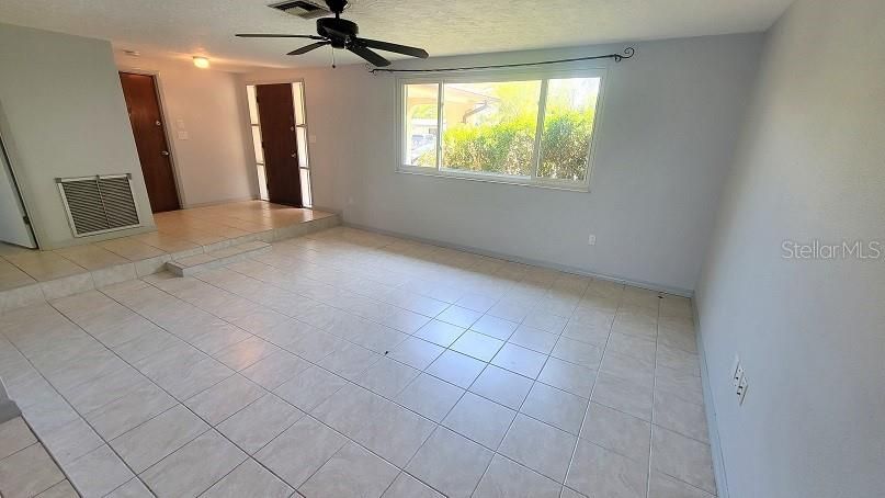 For Rent: $1,800 (3 beds, 2 baths, 1261 Square Feet)
