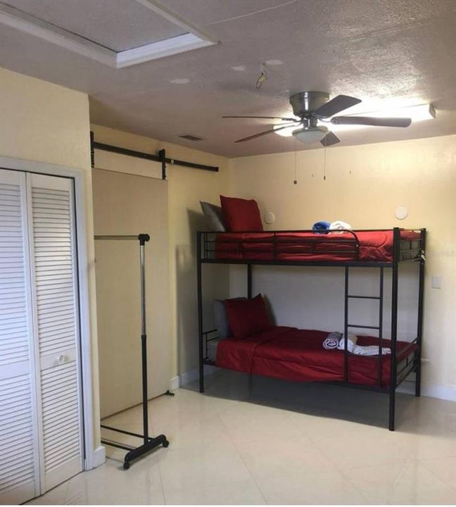 For Rent: $1,200 (1 beds, 1 baths, 300 Square Feet)