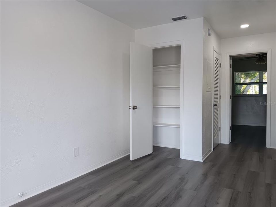 Active With Contract: $1,350 (1 beds, 1 baths, 750 Square Feet)