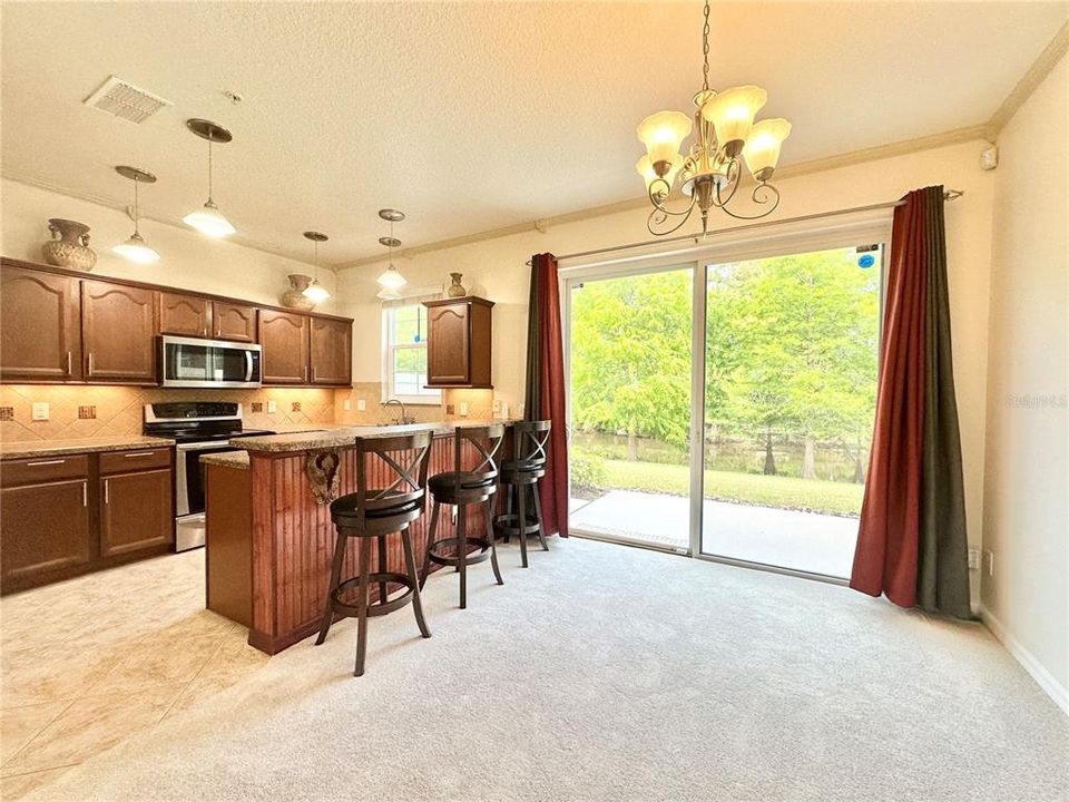 Breakfast bar/dining area