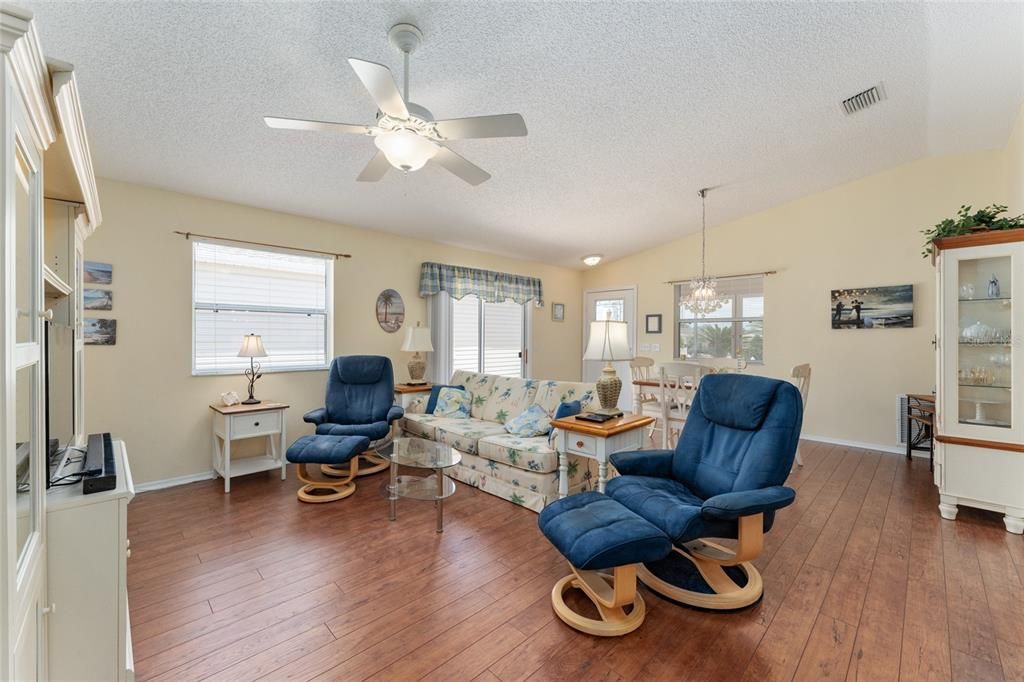 For Sale: $334,900 (2 beds, 2 baths, 1156 Square Feet)