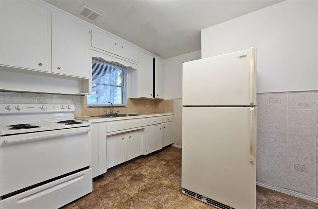 Active With Contract: $1,625 (3 beds, 1 baths, 878 Square Feet)
