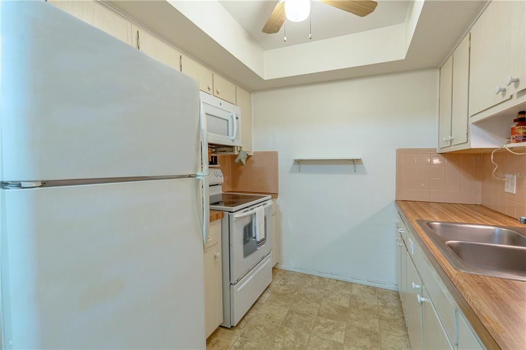 For Sale: $129,000 (1 beds, 1 baths, 605 Square Feet)