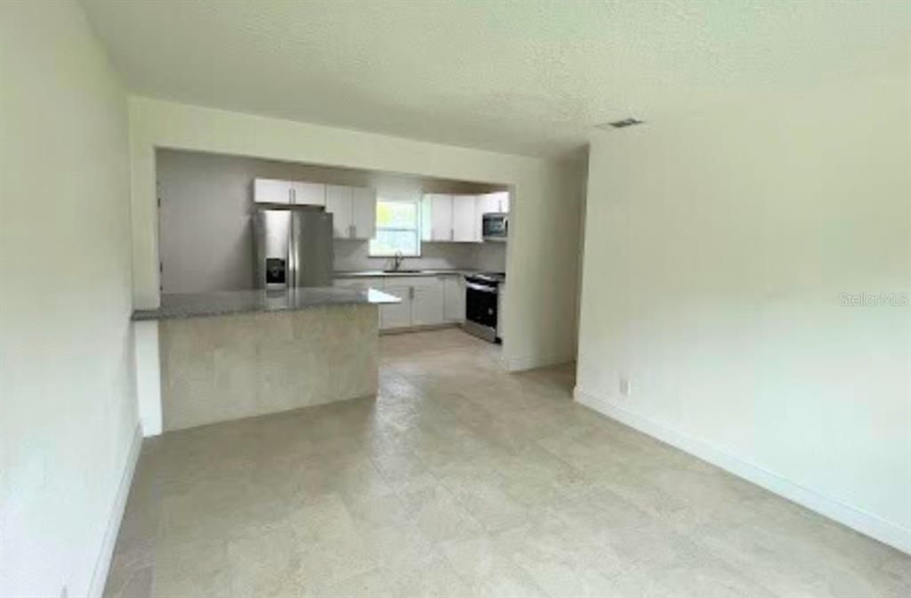 Active With Contract: $1,395 (3 beds, 1 baths, 975 Square Feet)