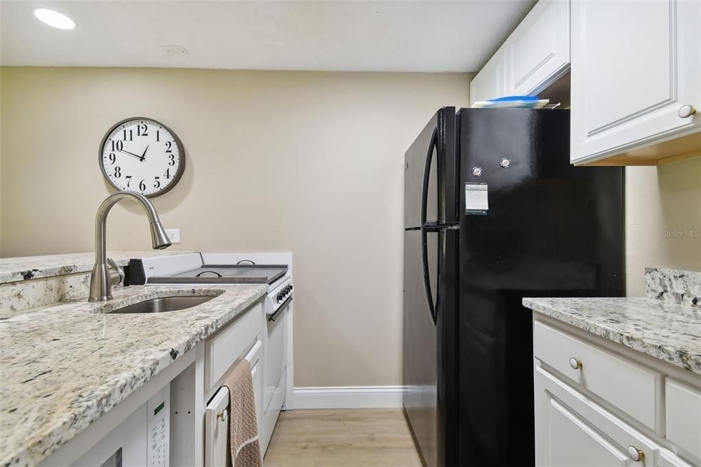 Active With Contract: $179,900 (1 beds, 1 baths, 610 Square Feet)