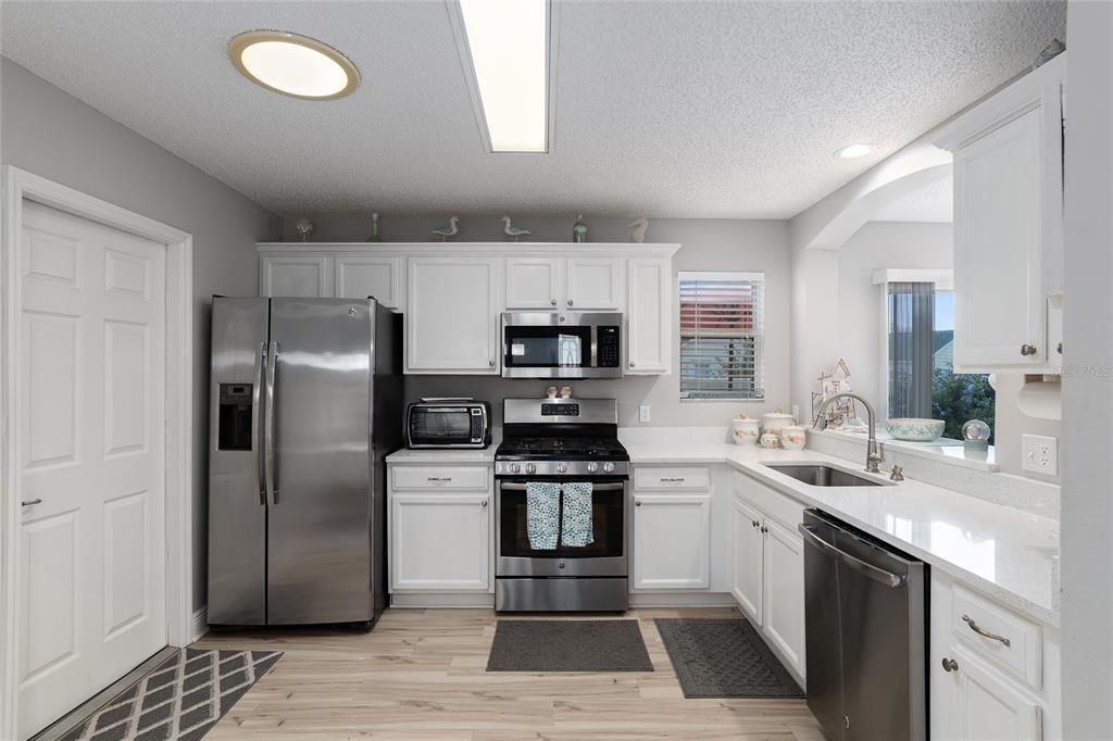 For Sale: $344,900 (2 beds, 2 baths, 1160 Square Feet)