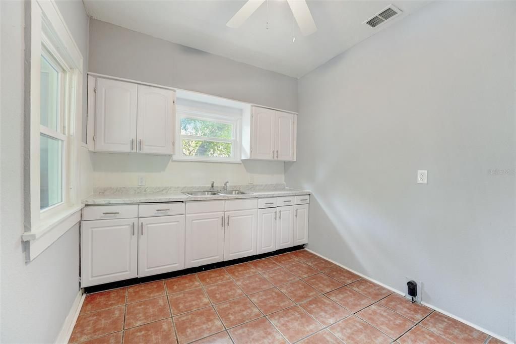 Active With Contract: $240,000 (2 beds, 1 baths, 768 Square Feet)