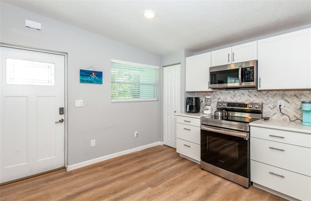 For Sale: $369,900 (3 beds, 2 baths, 1174 Square Feet)