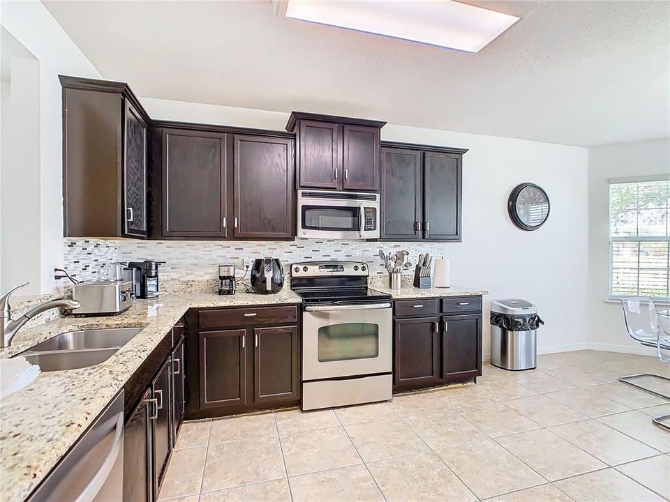 Active With Contract: $347,990 (3 beds, 2 baths, 1770 Square Feet)