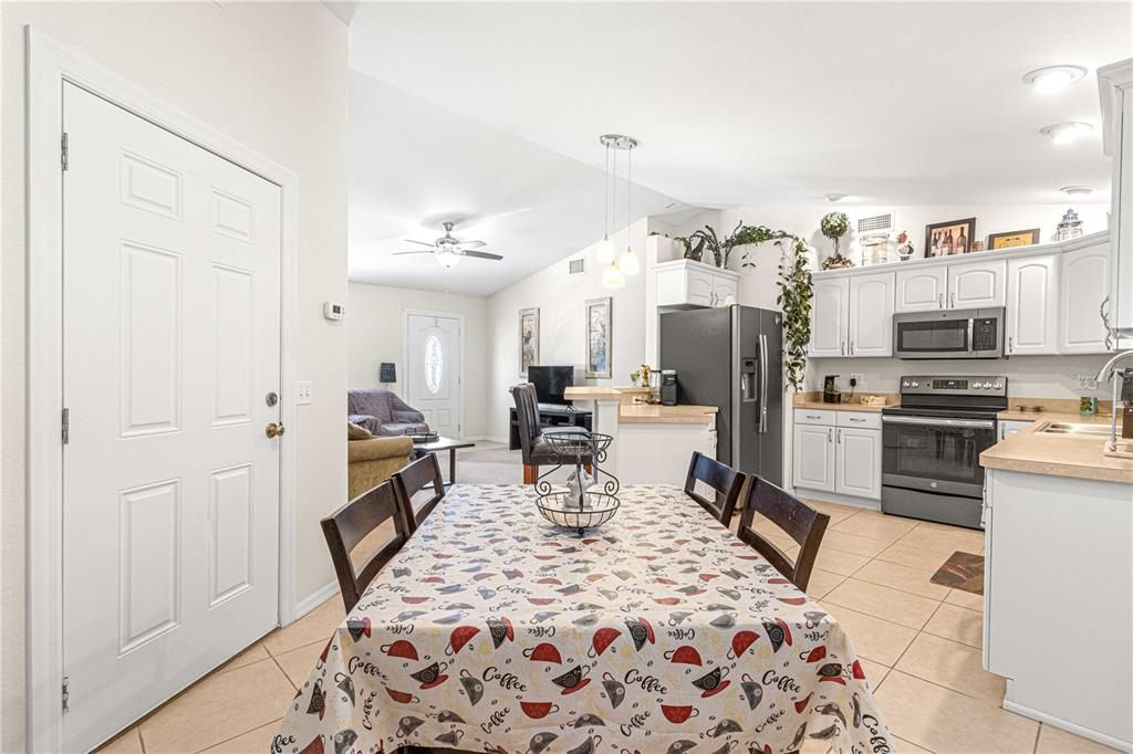 Active With Contract: $214,900 (3 beds, 2 baths, 1108 Square Feet)