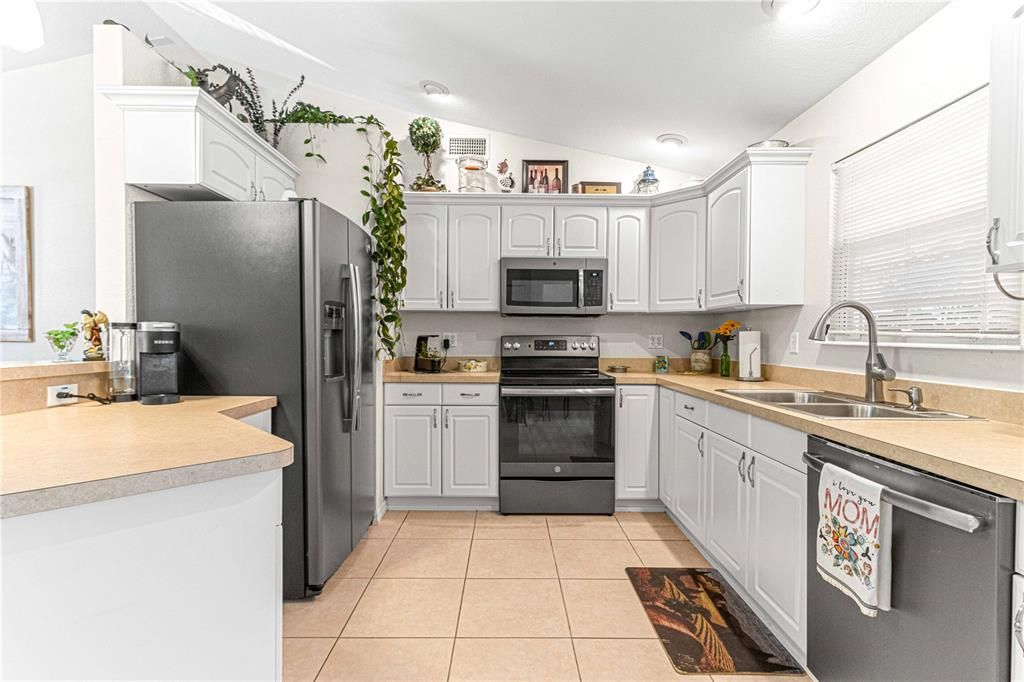 Active With Contract: $214,900 (3 beds, 2 baths, 1108 Square Feet)